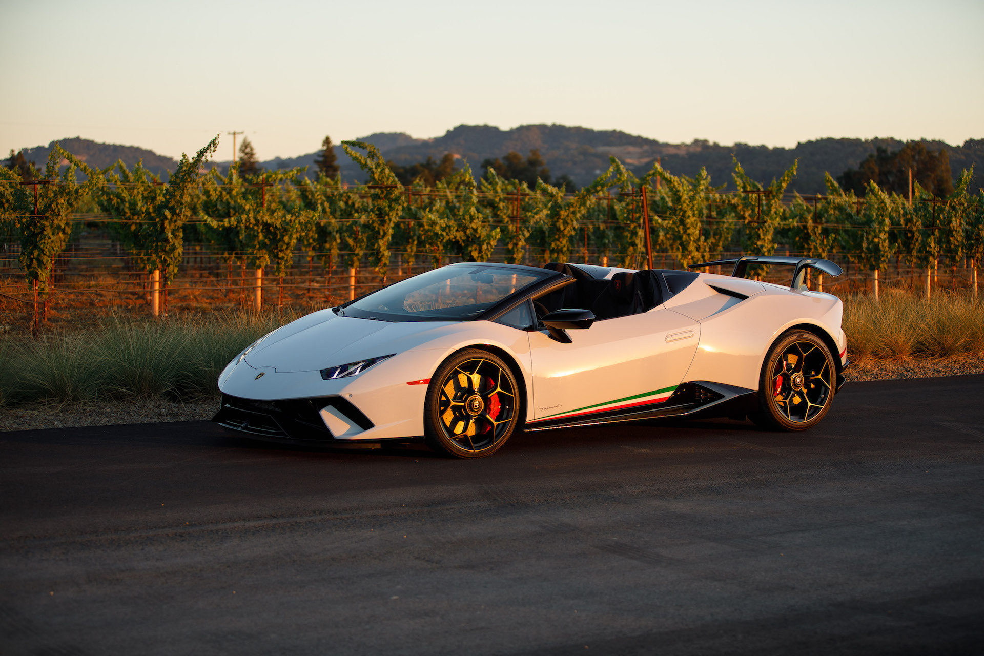 Download 2019 Lamborghini Huracán Performante Spyder - Front Three-Quarter HD Wallpaper 1920x1280 #18