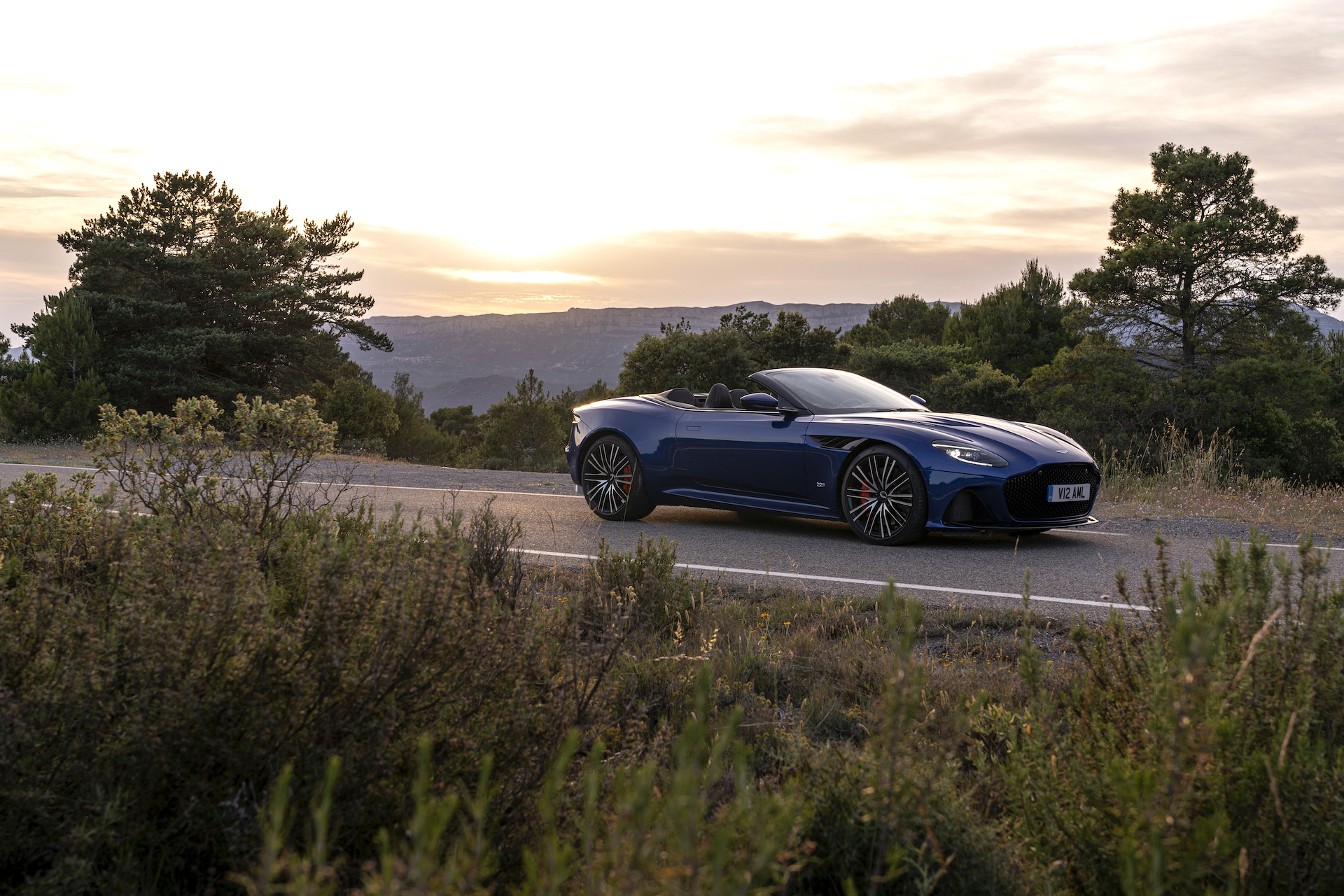 Download 2020 Aston Martin DBS Superleggera Volante - Front Three-Quarter HD Wallpaper 1920x1280 #58