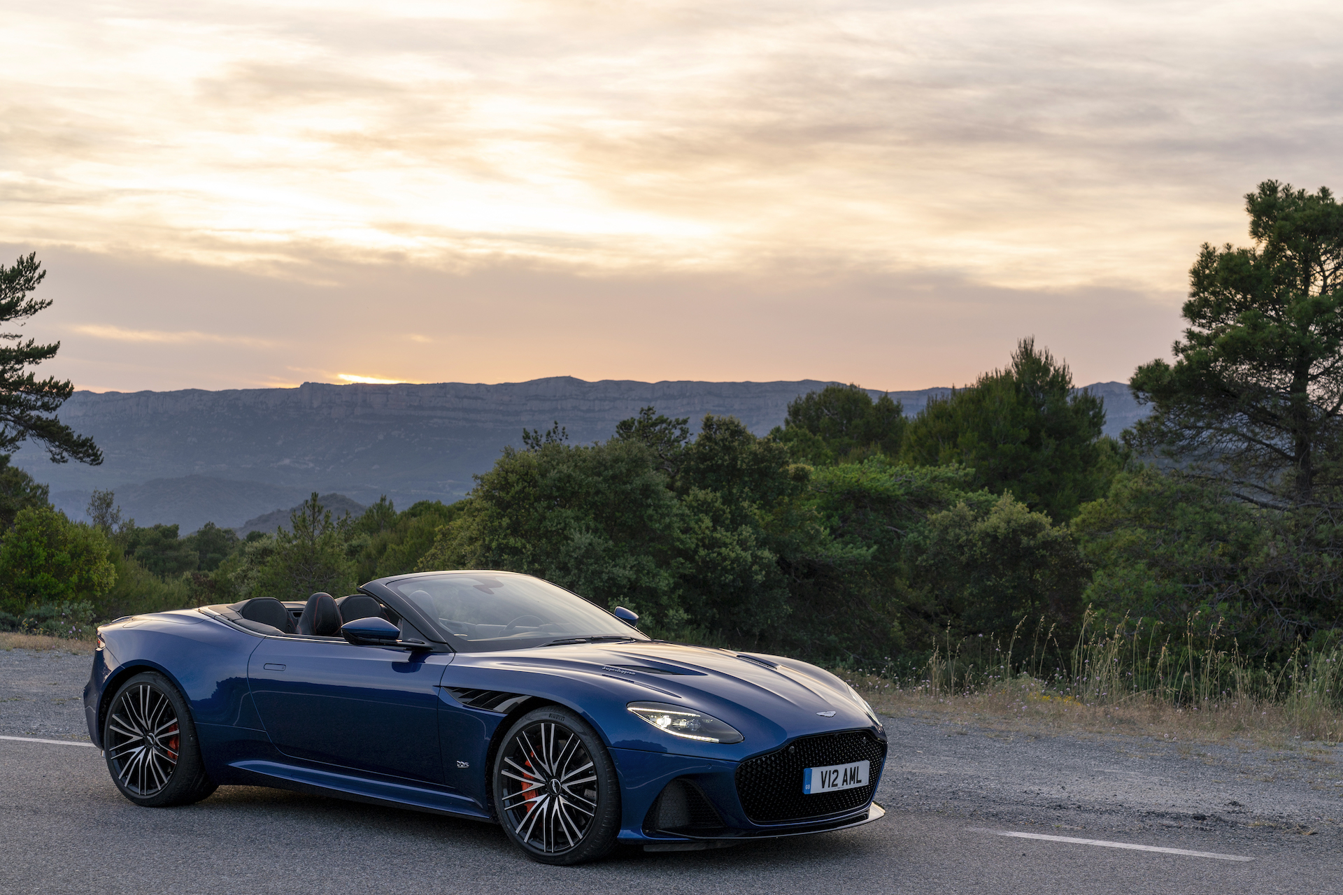 Download 2020 Aston Martin DBS Superleggera Volante - Front Three-Quarter HD Wallpaper 1920x1280 #35