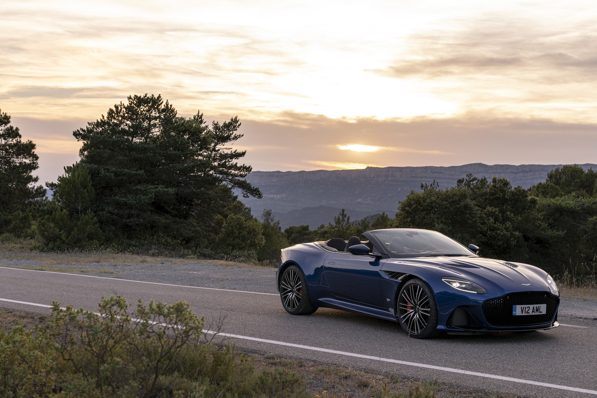 Download 2020 Aston Martin DBS Superleggera Volante - Front Three-Quarter HD Wallpaper 1920x1280 #36