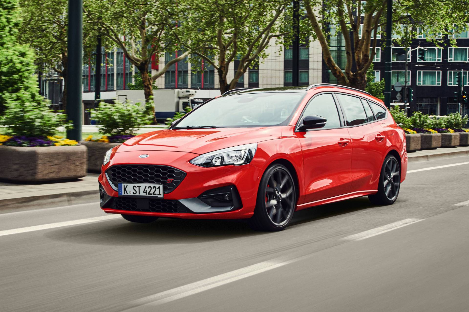 Download 2020 Ford Focus ST Wagon - Front Three-Quarter HD Wallpaper 1920x1279 #2