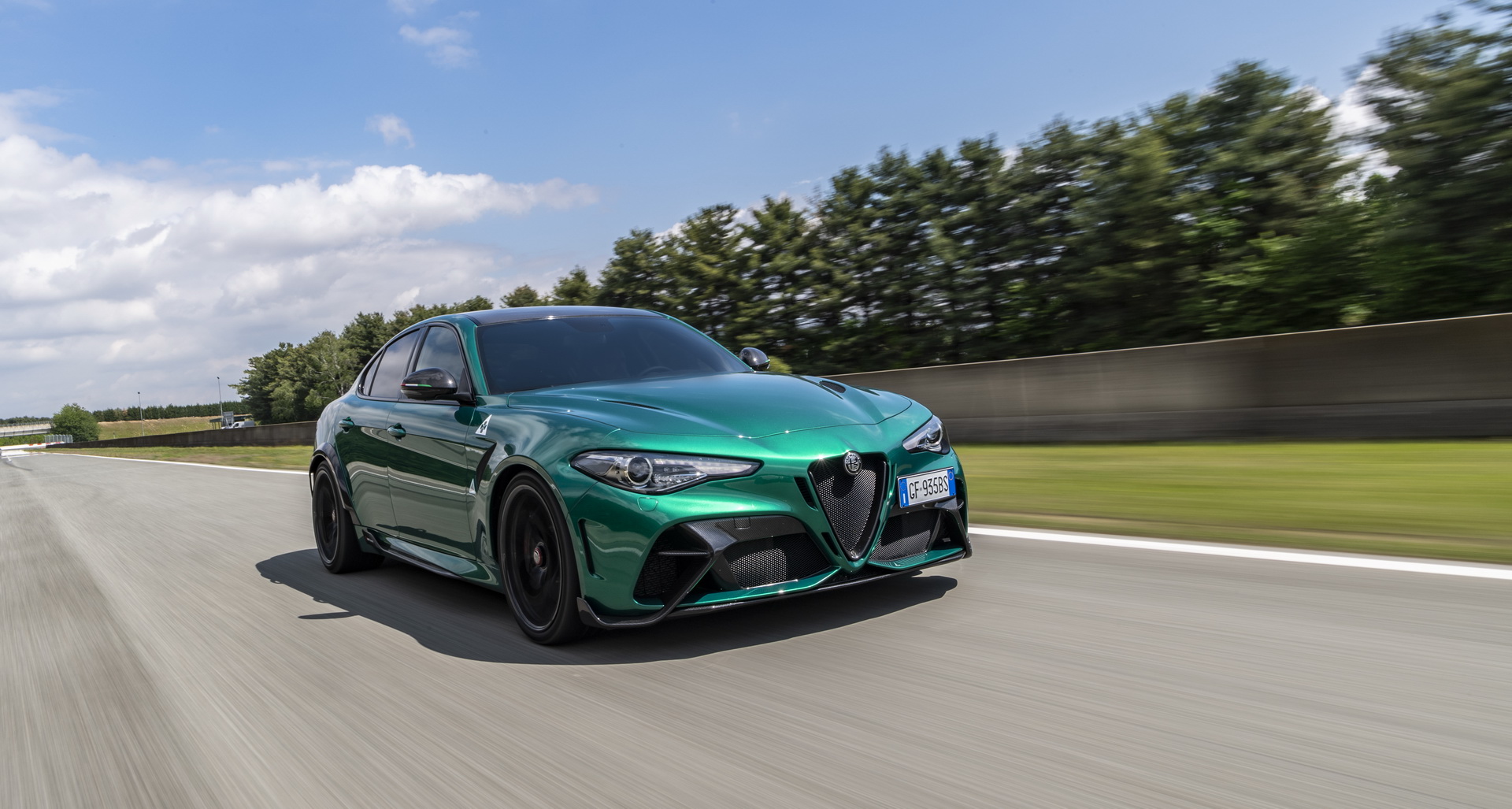 Download 2021 Alfa Romeo Giulia GTA - Front Three-Quarter HD Wallpaper 1920x1027 #44