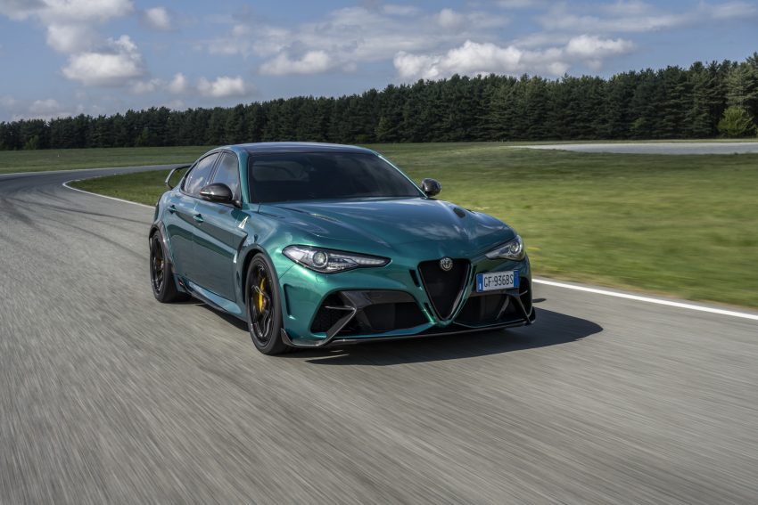 2021 Alfa Romeo Giulia GTA - Front Three-Quarter Wallpaper 850x567 #1
