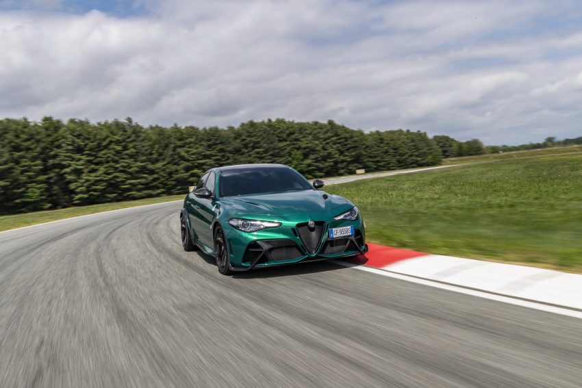 2021 Alfa Romeo Giulia GTA - Front Three-Quarter Wallpaper 850x567 #45