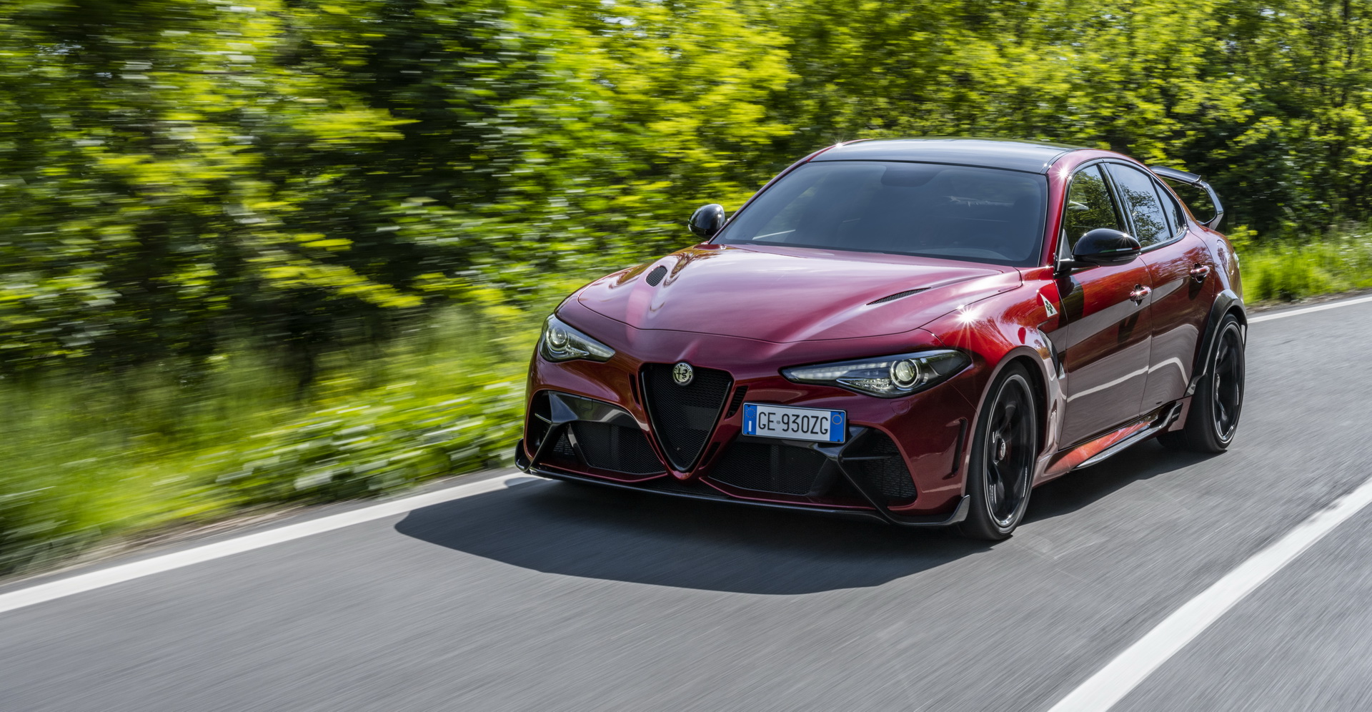 Download 2021 Alfa Romeo Giulia GTA - Front Three-Quarter HD Wallpaper 1920x996 #13