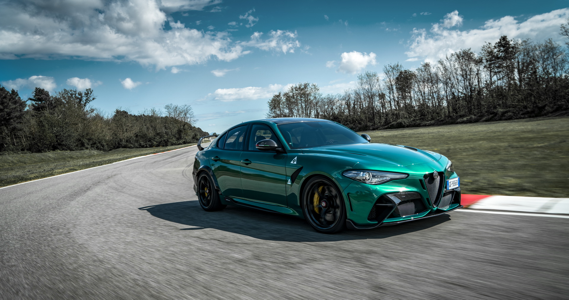 Download 2021 Alfa Romeo Giulia GTA - Front Three-Quarter HD Wallpaper 1920x1015 #9