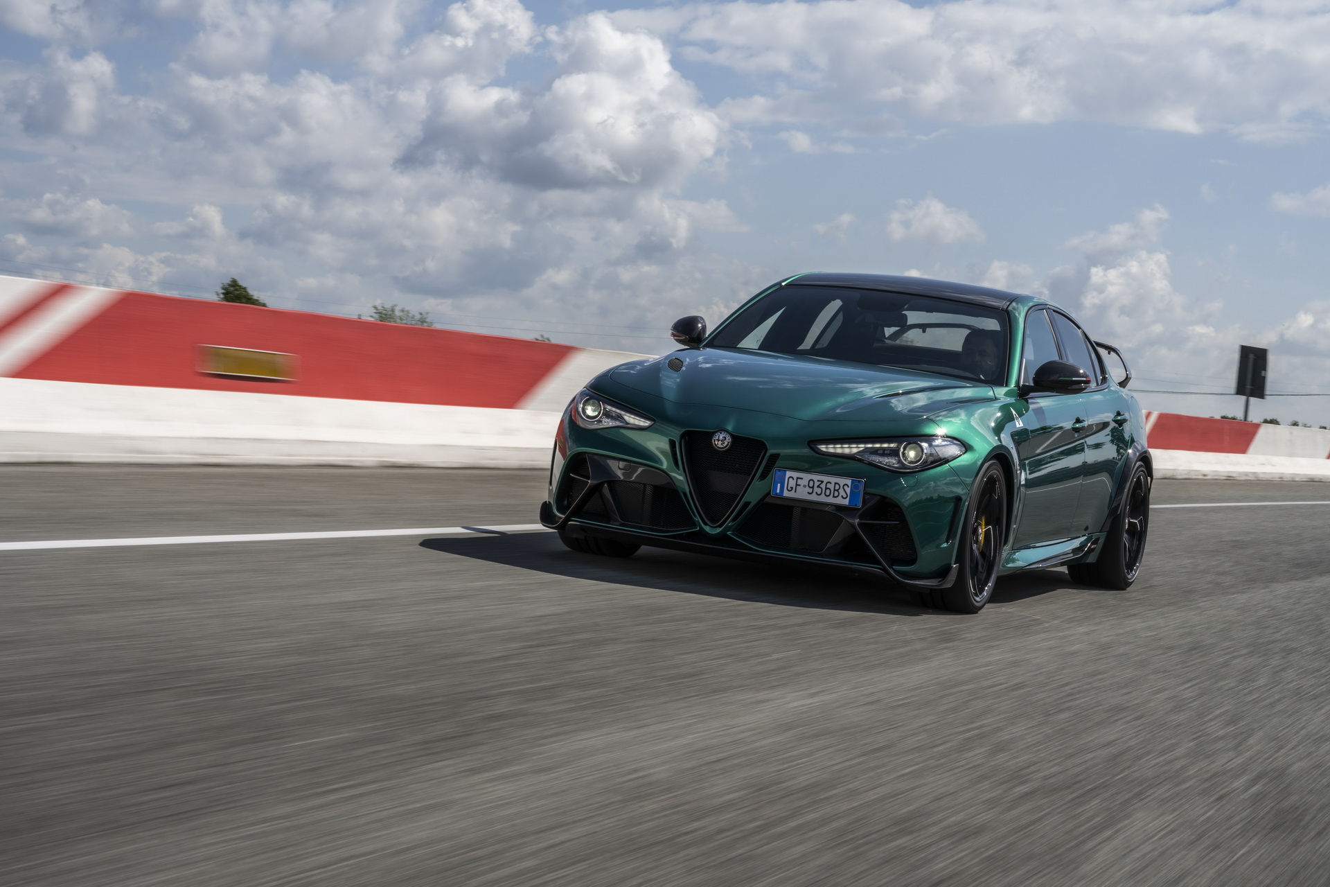 Download 2021 Alfa Romeo Giulia GTA - Front Three-Quarter HD Wallpaper 1920x1280 #2