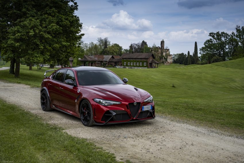 2021 Alfa Romeo Giulia GTA - Front Three-Quarter Wallpaper 850x567 #15
