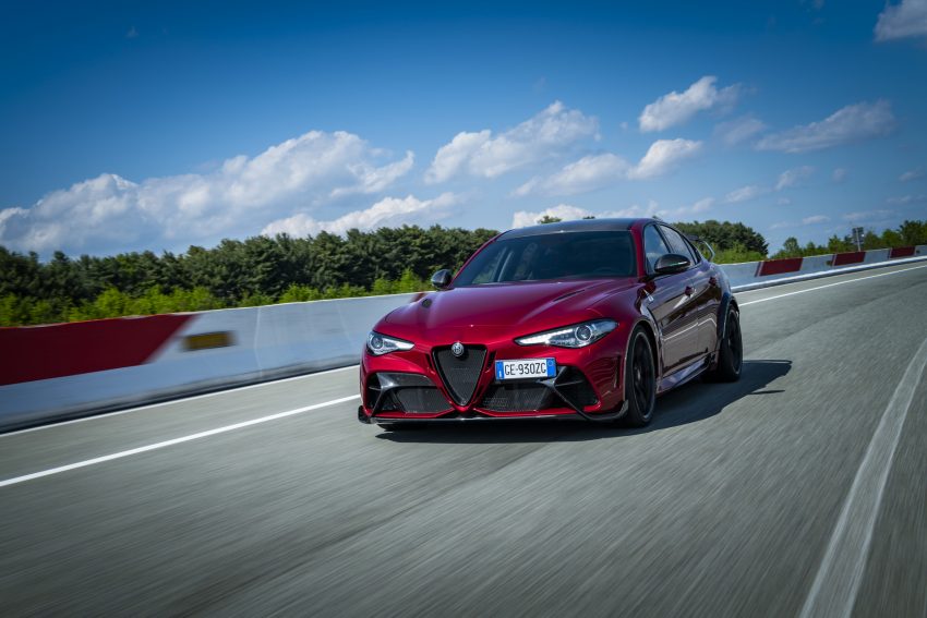 2021 Alfa Romeo Giulia GTA - Front Three-Quarter Wallpaper 850x567 #17