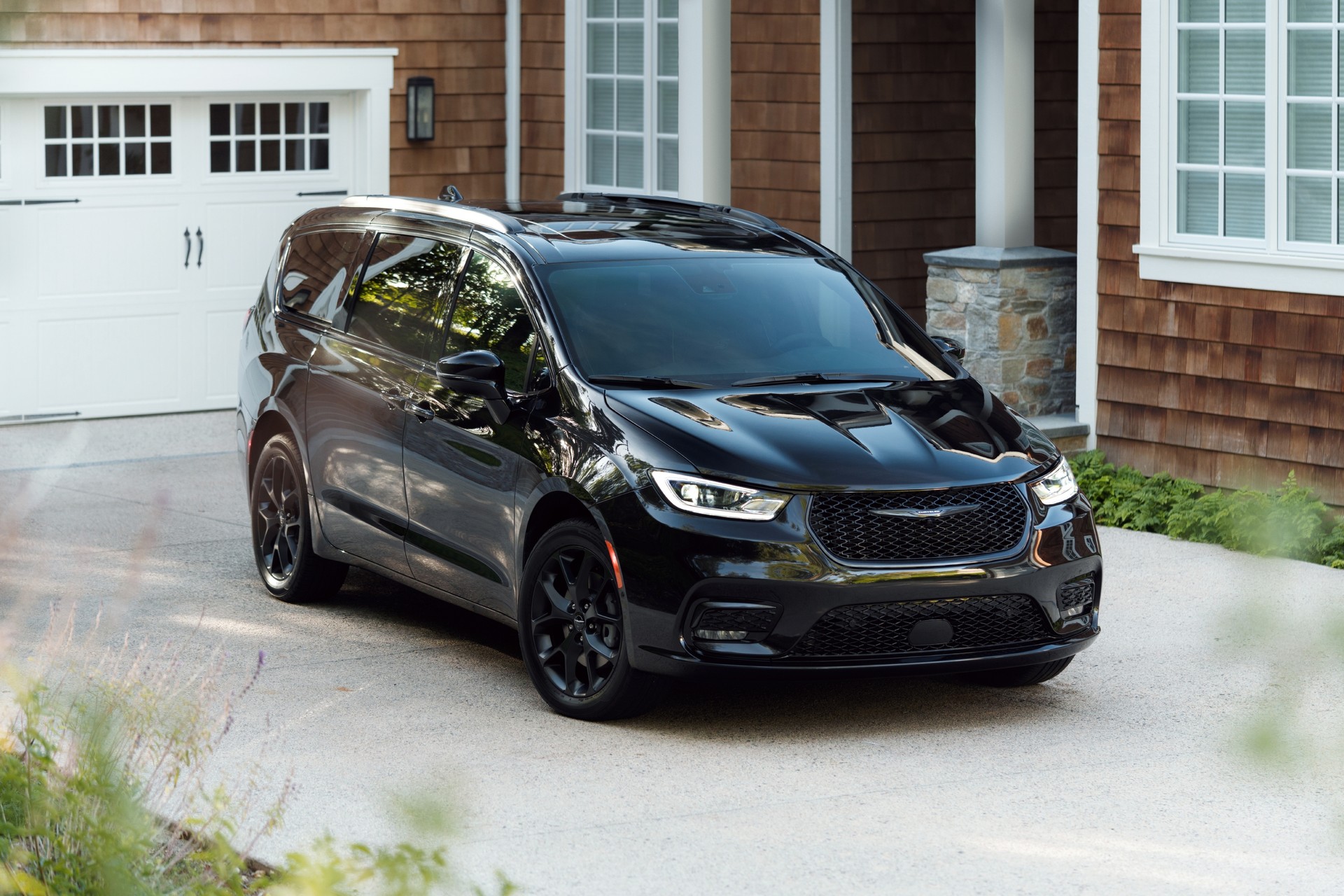 Download 2021 Chrysler Pacifica Limited S - Front Three-Quarter HD Wallpaper 1920x1280 #10