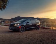 2021 Chrysler Pacifica Limited S - Front Three-Quarter Wallpaper 190x150
