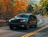 Download 2021 Chrysler Pacifica Limited S HD Wallpapers and Backgrounds