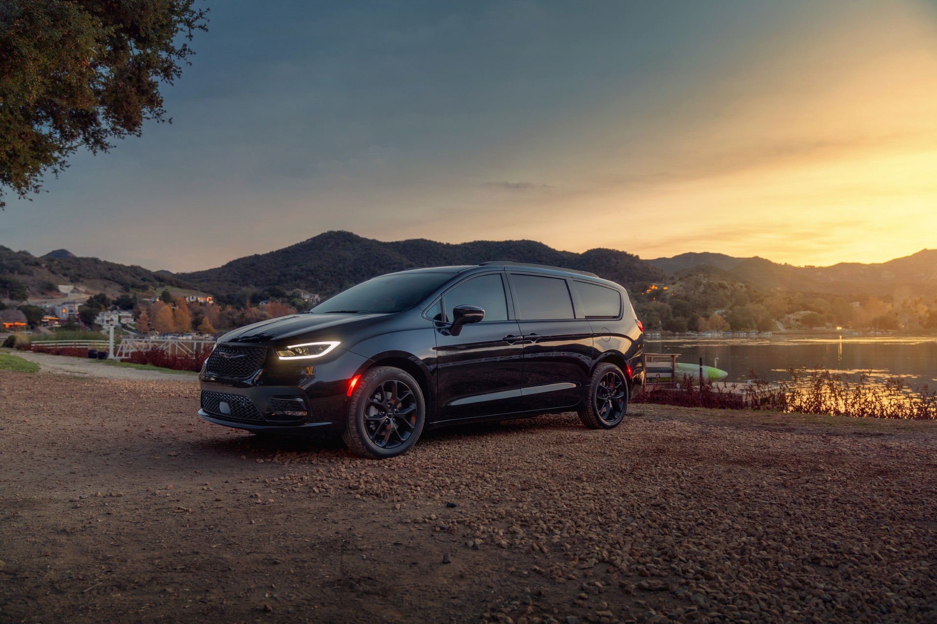 Download 2021 Chrysler Pacifica Limited S - Front Three-Quarter HD Wallpaper 1920x1280 #20