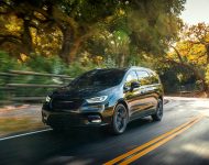 2021 Chrysler Pacifica Limited S - Front Three-Quarter Wallpaper 190x150