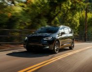 2021 Chrysler Pacifica Limited S - Front Three-Quarter Wallpaper 190x150