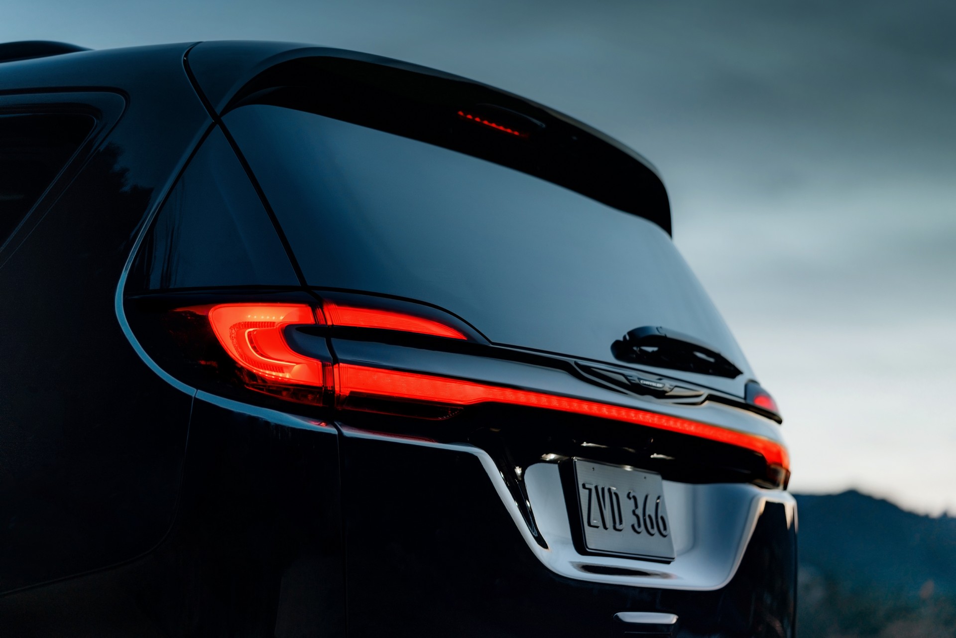 Download 2021 Chrysler Pacifica Limited S - Tail Light HD Wallpaper 1920x1281 #35