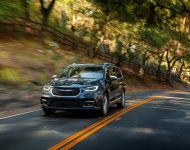 2021 Chrysler Pacifica Pinnacle - Front Three-Quarter Wallpaper 190x150