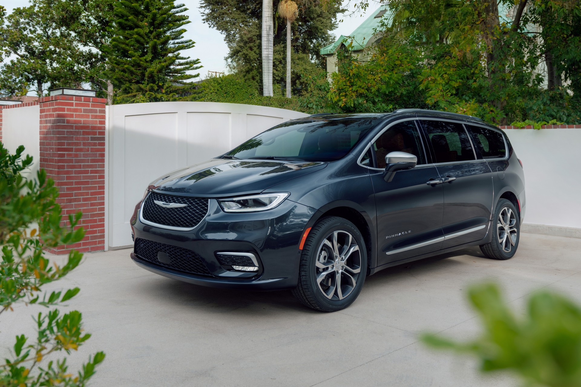 Download 2021 Chrysler Pacifica Pinnacle - Front Three-Quarter HD Wallpaper 1920x1281 #18