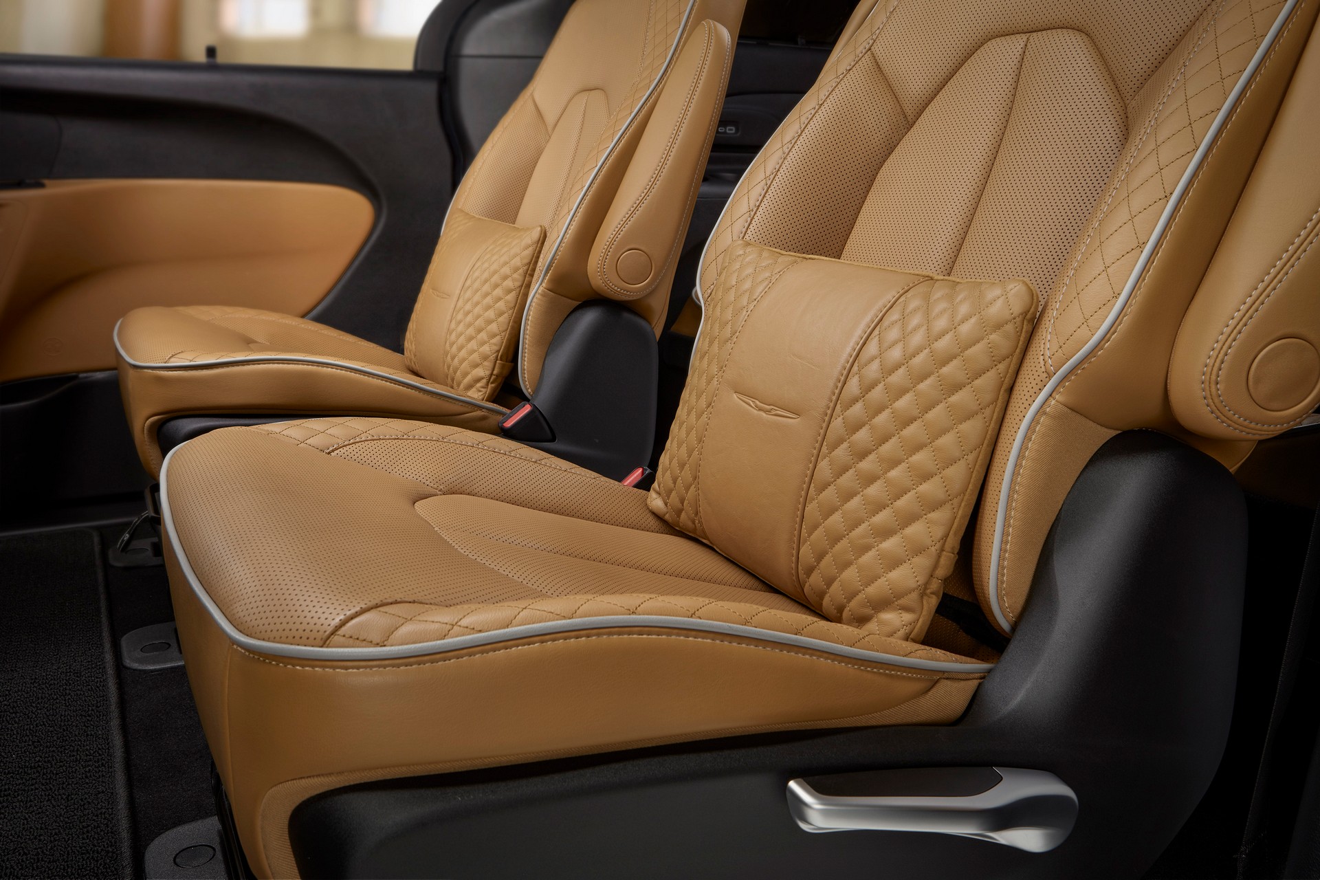 Download 2021 Chrysler Pacifica Pinnacle - Interior, Front Seats HD Wallpaper 1920x1280 #76