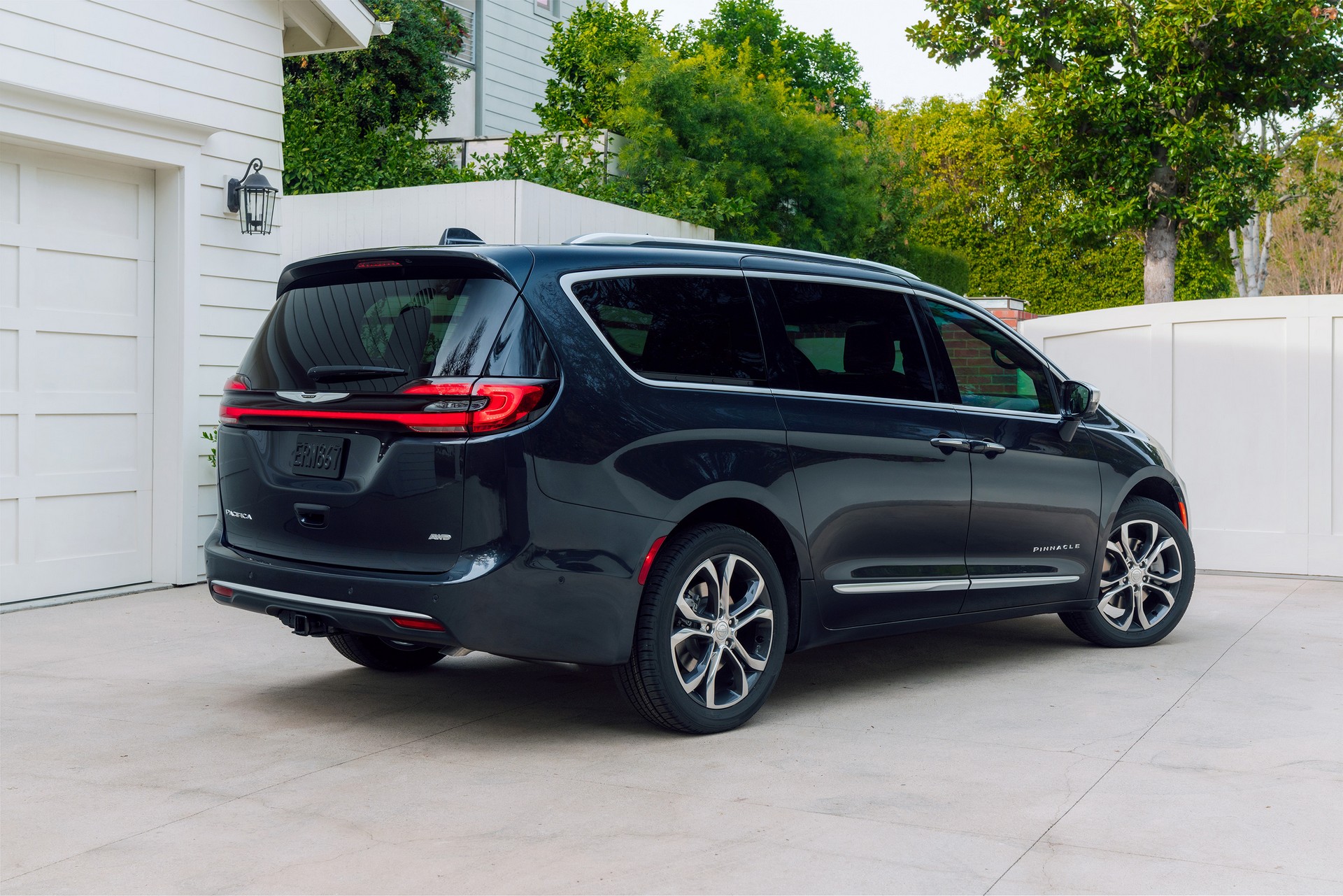 Download 2021 Chrysler Pacifica Pinnacle - Rear Three-Quarter HD Wallpaper 1920x1281 #20