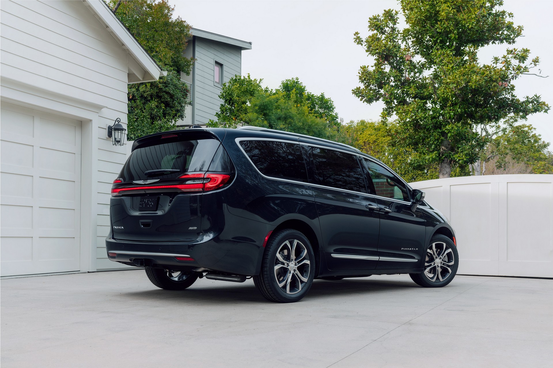 Download 2021 Chrysler Pacifica Pinnacle - Rear Three-Quarter HD Wallpaper 1920x1280 #21