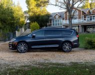 2021 Chrysler Pacifica Pinnacle - Side Wallpaper 190x150