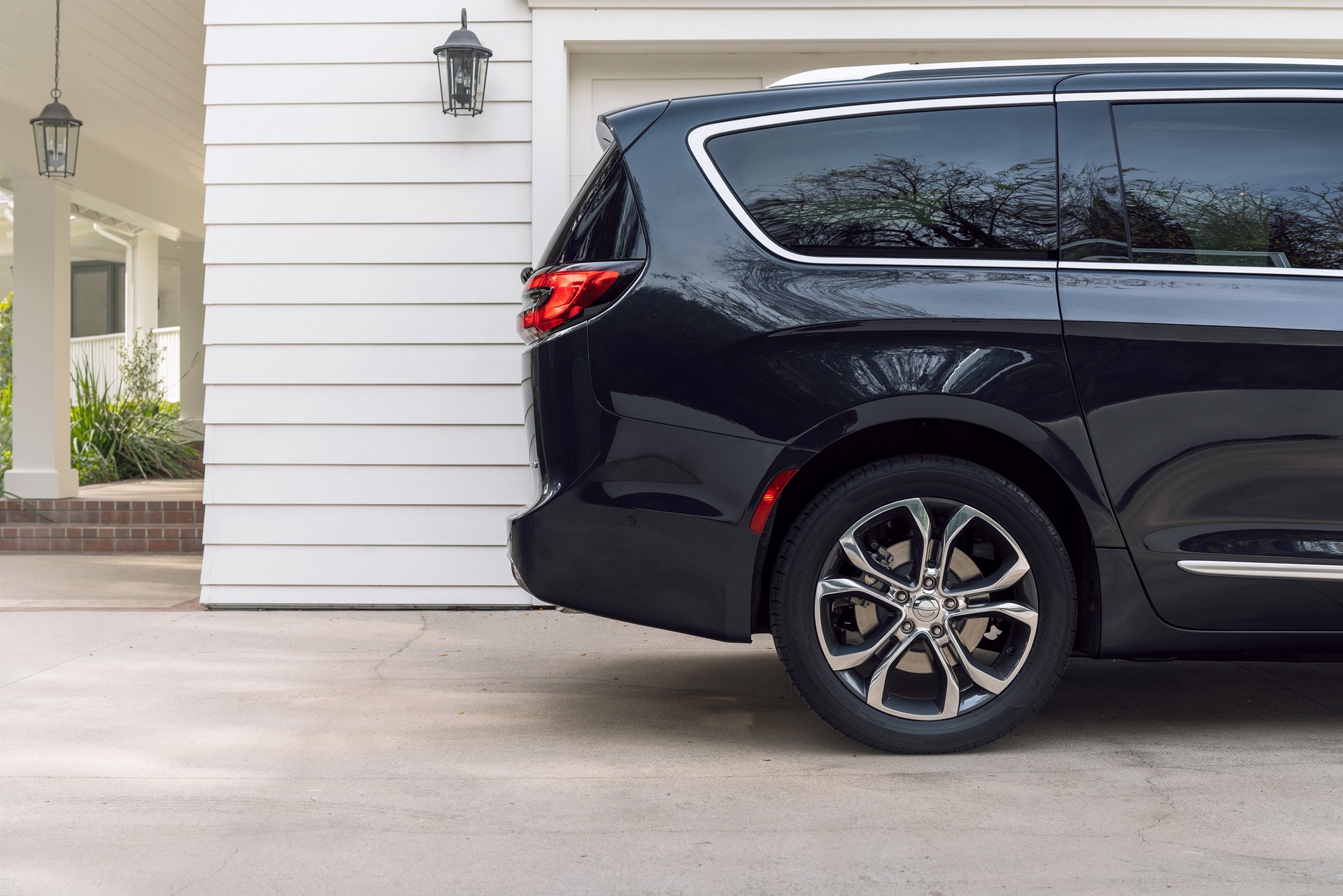 Download 2021 Chrysler Pacifica Pinnacle - Side HD Wallpaper 1920x1281 #31