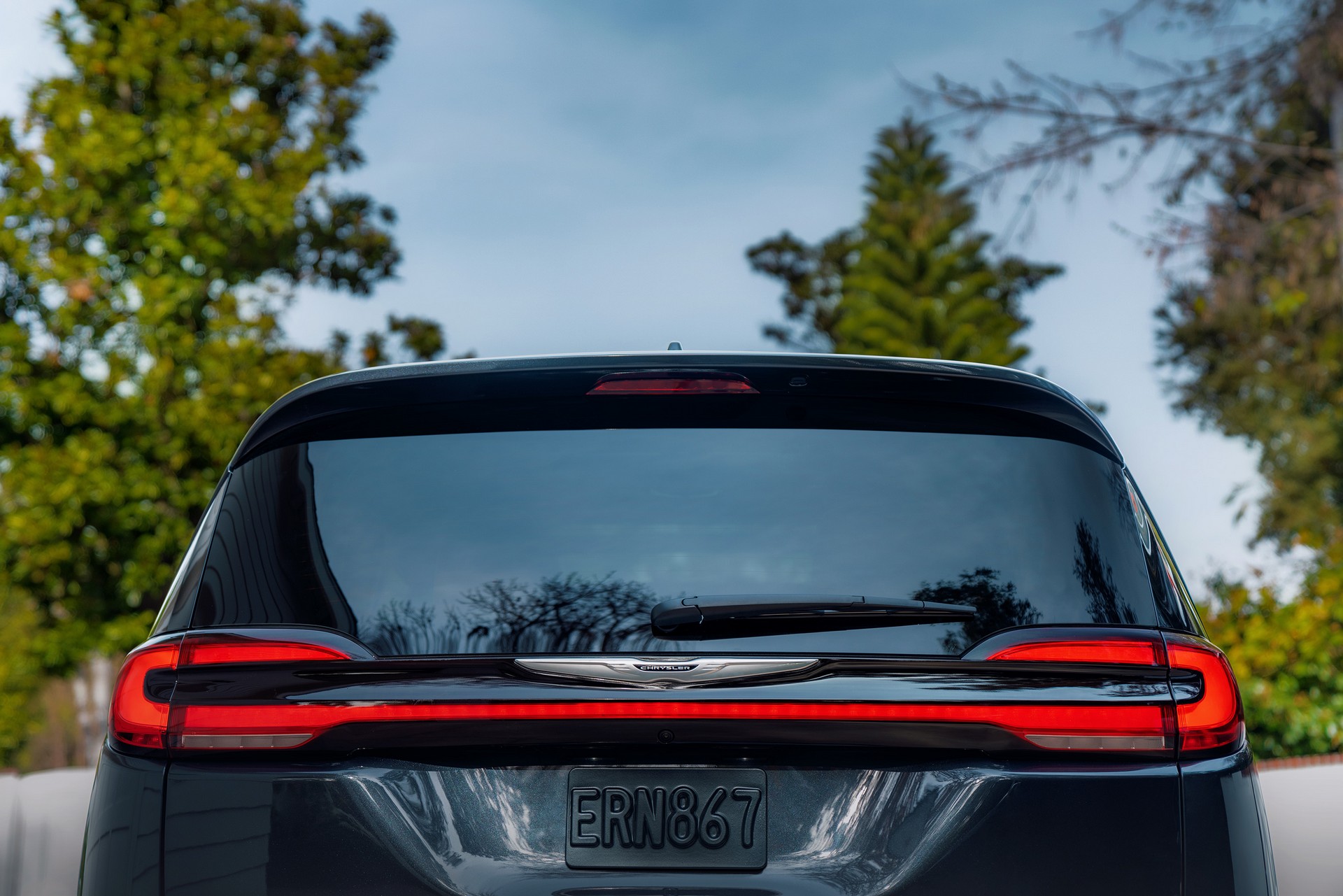 Download 2021 Chrysler Pacifica Pinnacle - Tail Light HD Wallpaper 1920x1281 #41