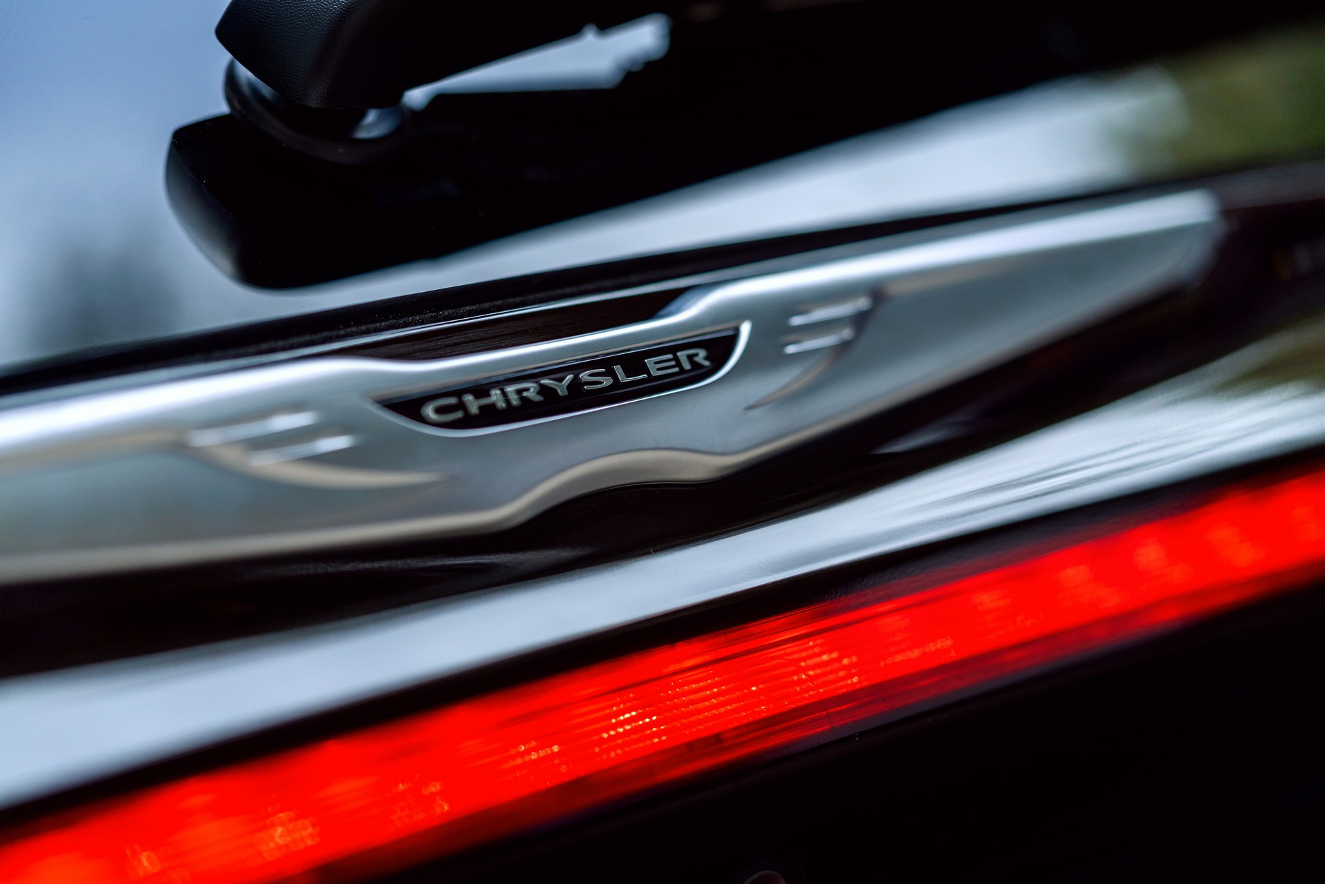 Download 2021 Chrysler Pacifica Pinnacle - Tail Light HD Wallpaper 1920x1281 #39