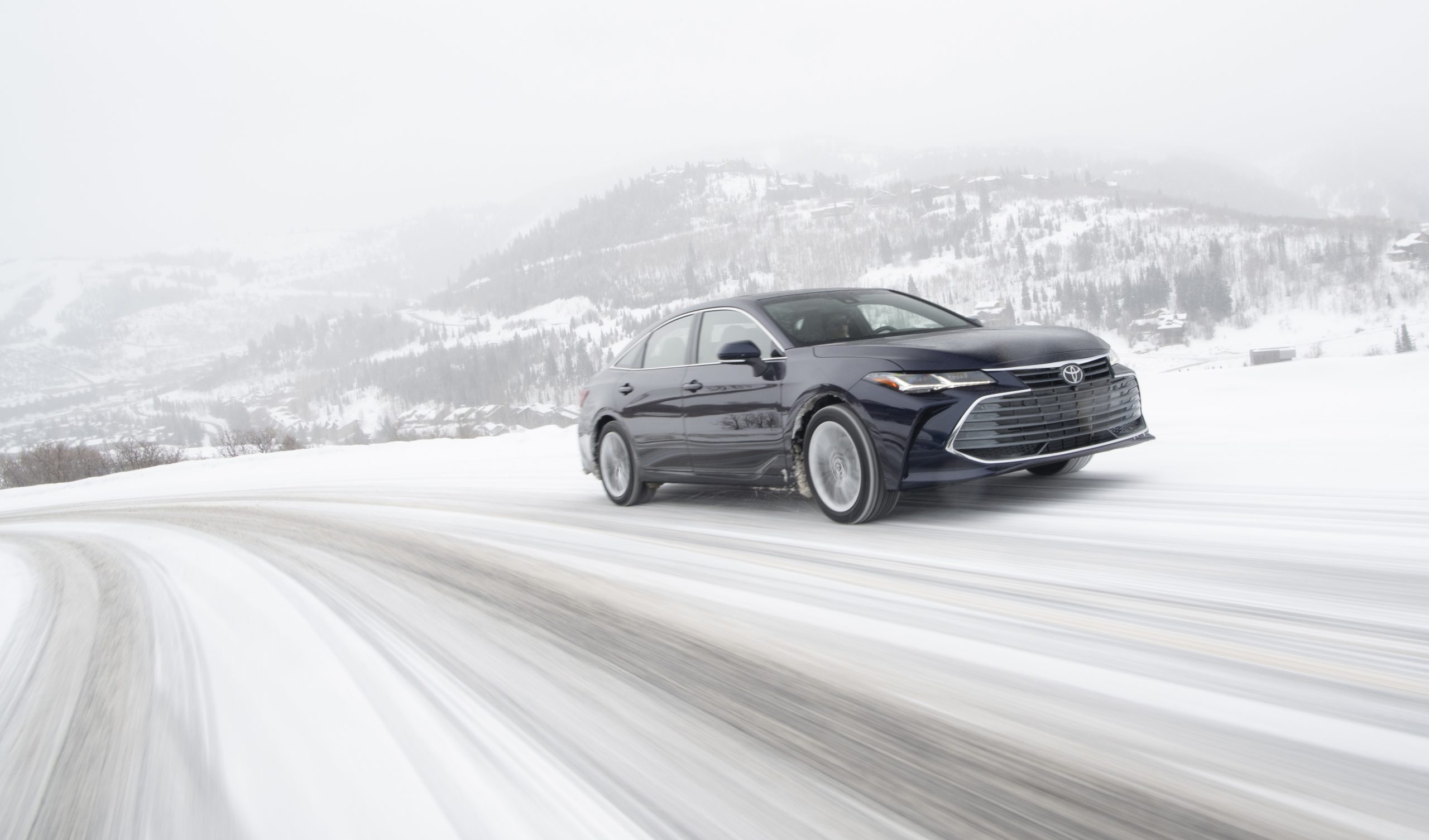 Download 2021 Toyota Avalon Limited AWD - Front Three-Quarter HD Wallpaper 2560x1505 #2