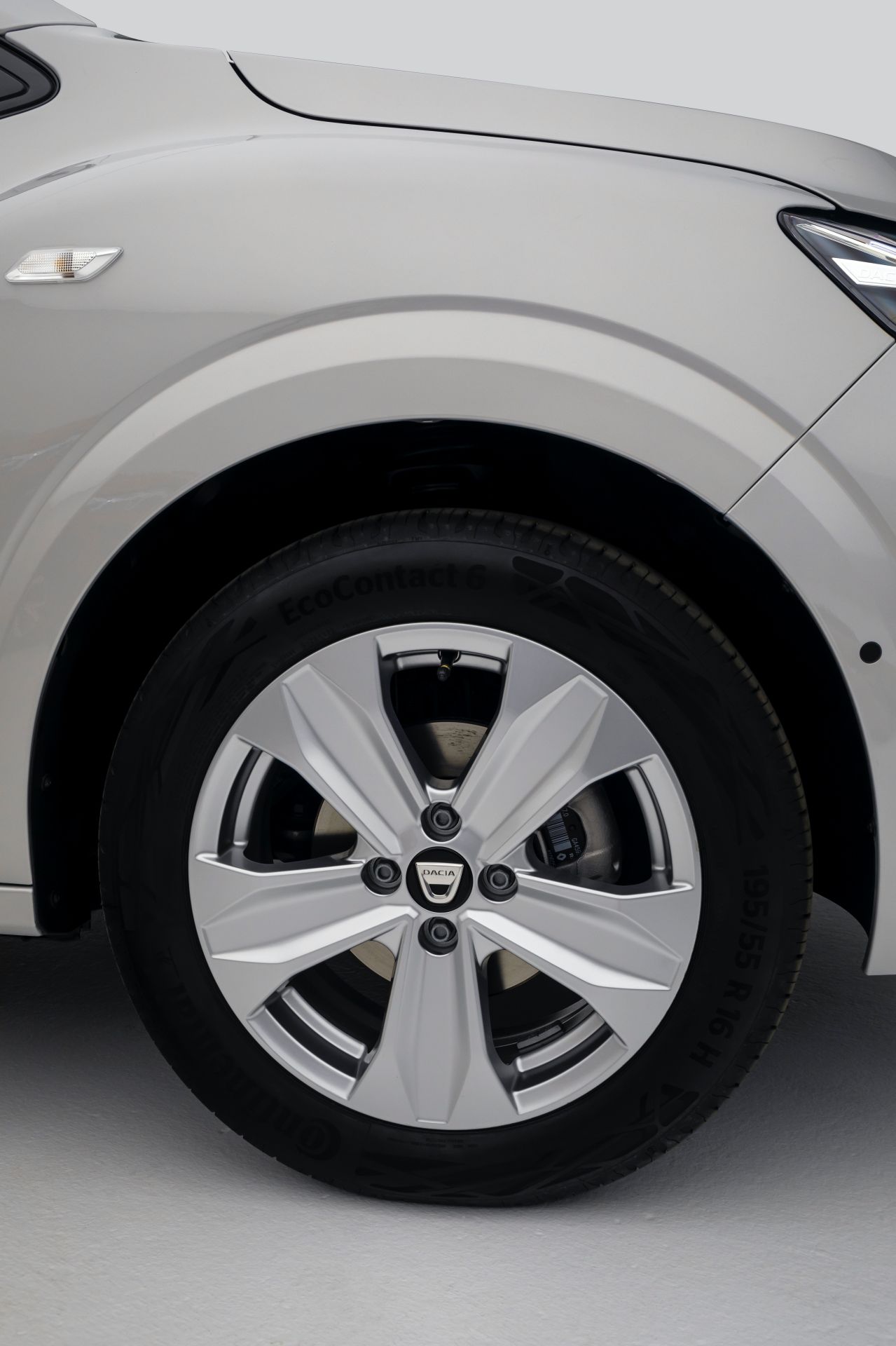 Download 2021 Dacia Logan - Wheel HD Phone Wallpaper 1279x1920 #17