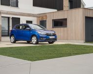 2021 Dacia Sandero - Front Three-Quarter Wallpaper 190x150