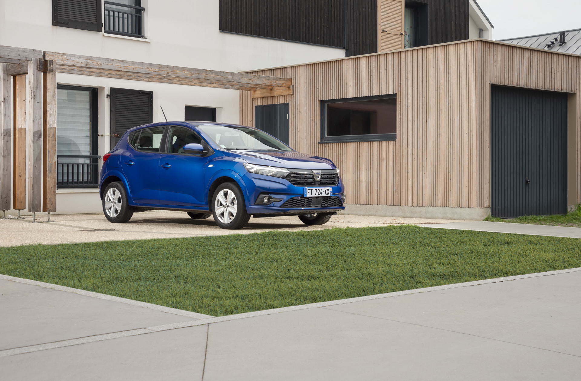 Download 2021 Dacia Sandero - Front Three-Quarter HD Wallpaper 1920x1258 #18