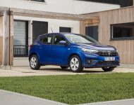 2021 Dacia Sandero - Front Three-Quarter Wallpaper 190x150