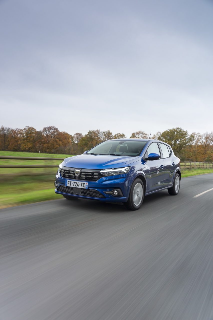 2021 Dacia Sandero - Front Three-Quarter Phone Wallpaper 850x1275 #5