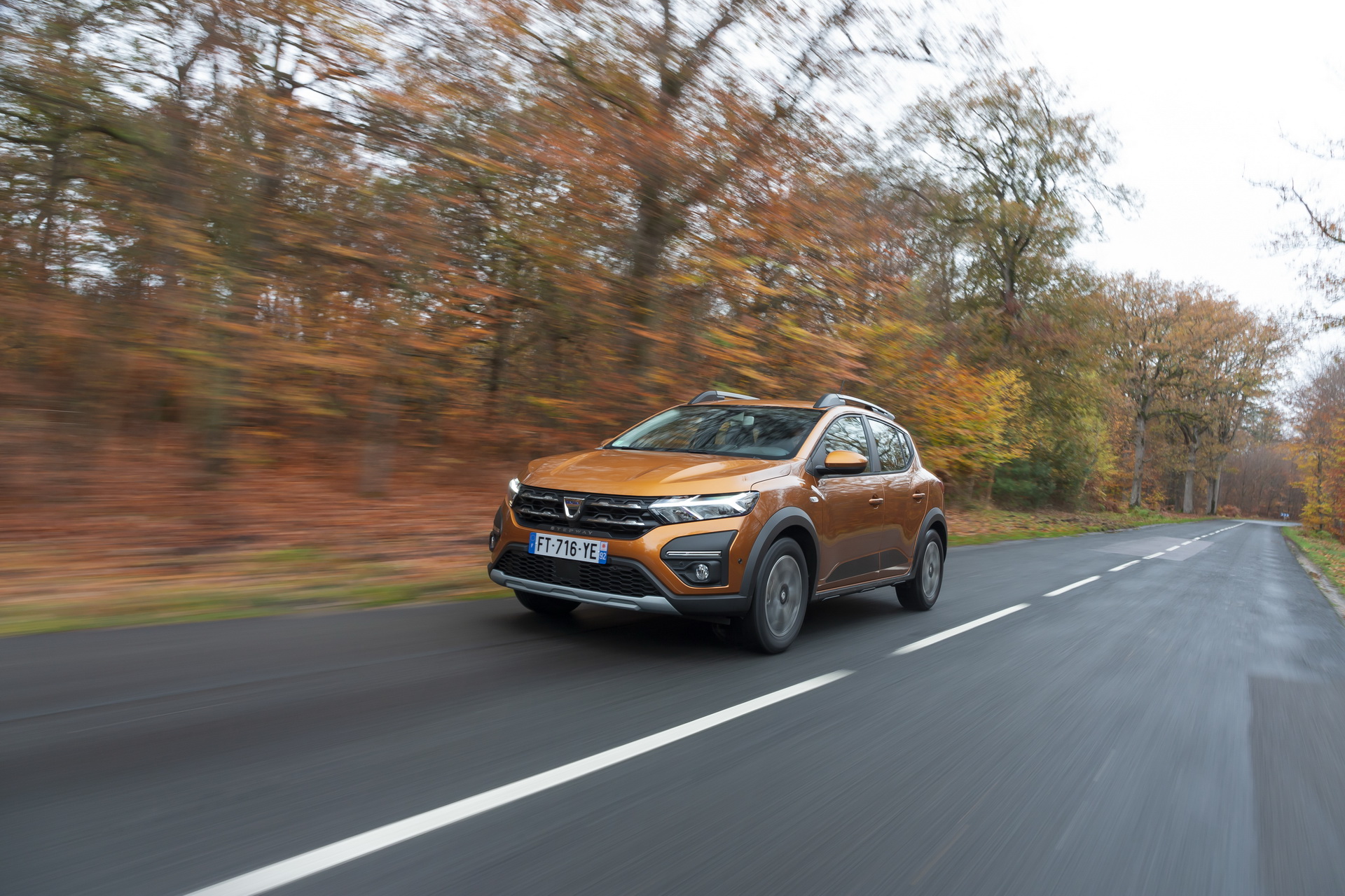 Download 2021 Dacia Sandero Stepway - Front Three-Quarter HD Wallpaper 1920x1280 #3