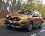 2021 Dacia Sandero Stepway - Front Three-Quarter Wallpaper 190x150