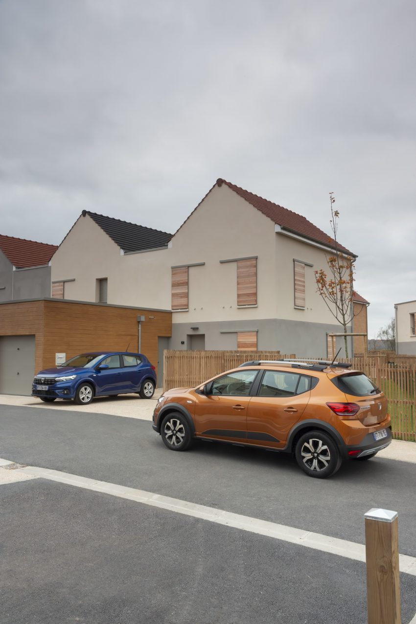 2021 Dacia Sandero Stepway and Dacia Logan Phone Wallpaper 850x1275 #19