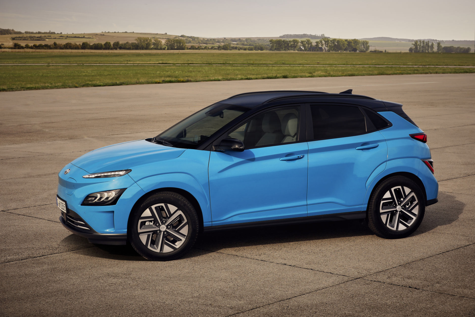 Download 2021 Hyundai Kona Electric - Front Three-Quarter HD Wallpaper 1920x1280 #77