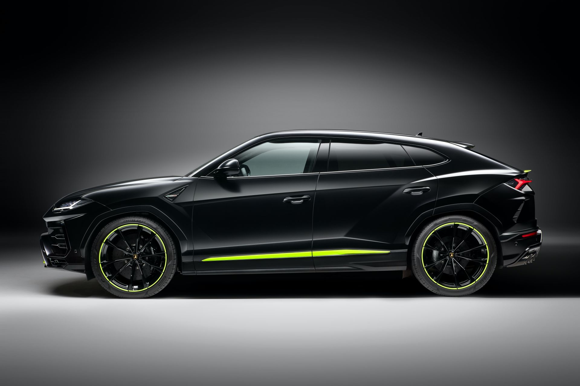 Download 2021 Lamborghini Urus Graphite Capsule - Side HD Wallpaper 1920x1280 #5