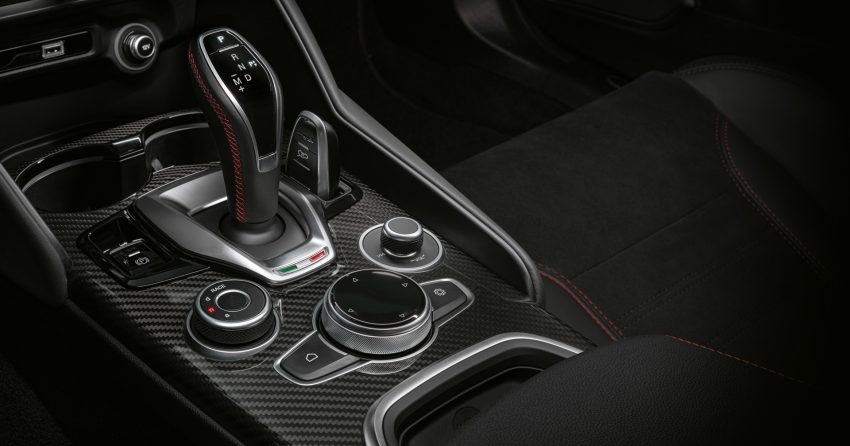 2020 Alfa Romeo Giulia Quadrifoglio - Central Console Wallpaper 850x446 #28