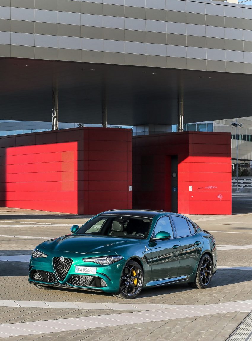 2020 Alfa Romeo Giulia Quadrifoglio - Front Three-Quarter Phone Wallpaper 850x1151 #14