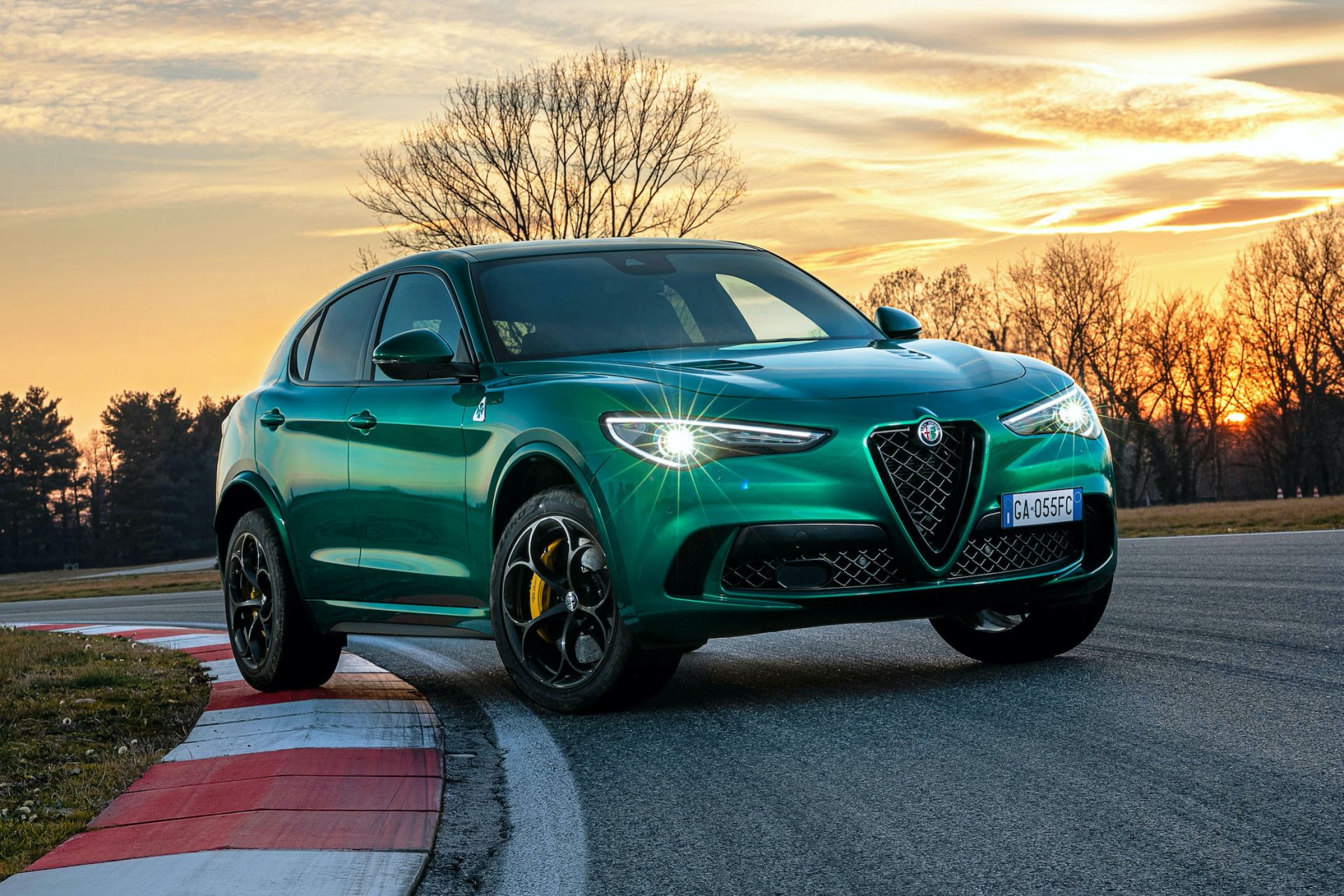 Download 2020 Alfa Romeo Stelvio Quadrifoglio - Front Three-Quarter HD Wallpaper 1920x1280 #1