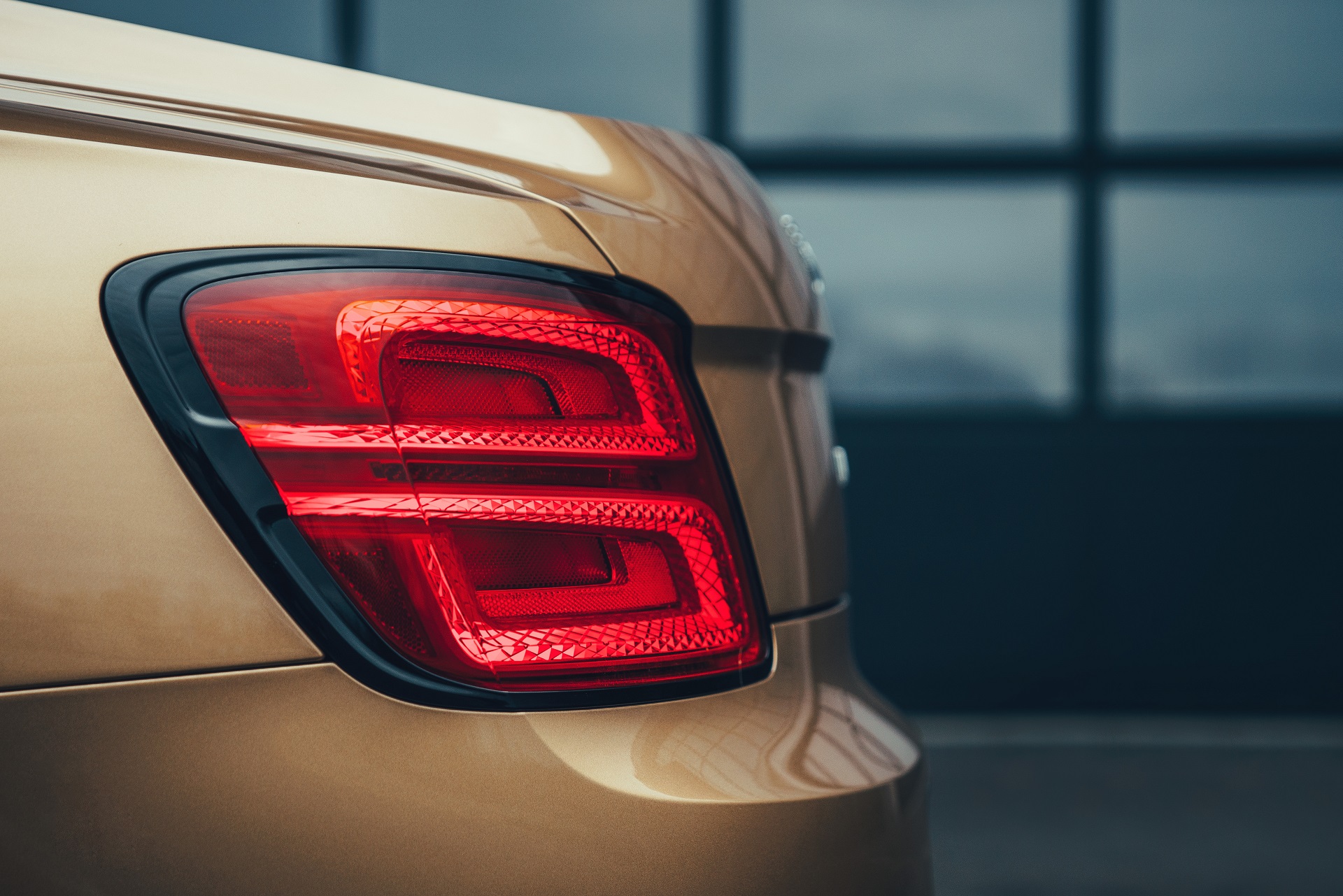 Download 2021 Bentley Flying Spur V8 - Tail Light HD Wallpaper 1920x1281 #53