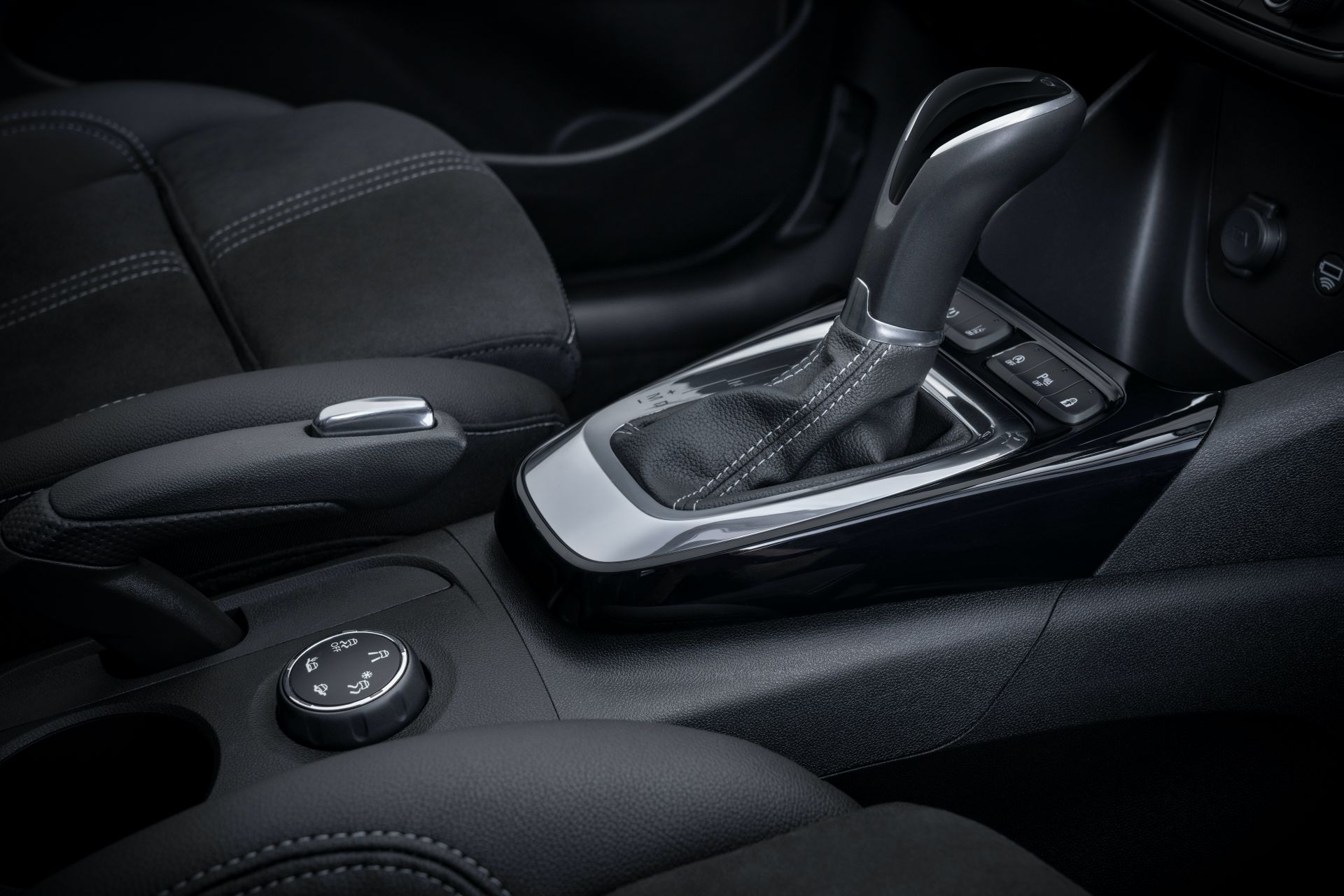 Download 2021 Opel Crossland - Central Console HD Wallpaper 1920x1280 #12