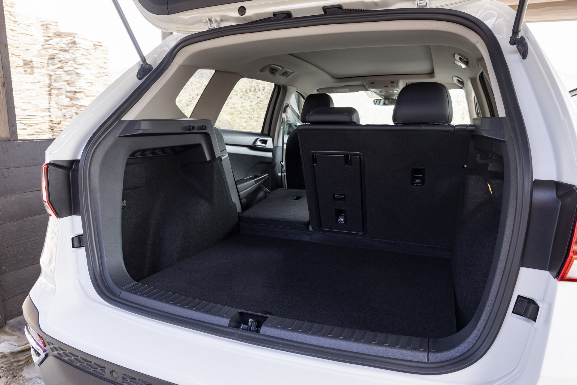 Download 2022 Volkswagen Taos - Trunk HD Wallpaper 1920x1281 #76