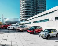 2022 BMW iX with Sport Package Family Wallpaper 190x150