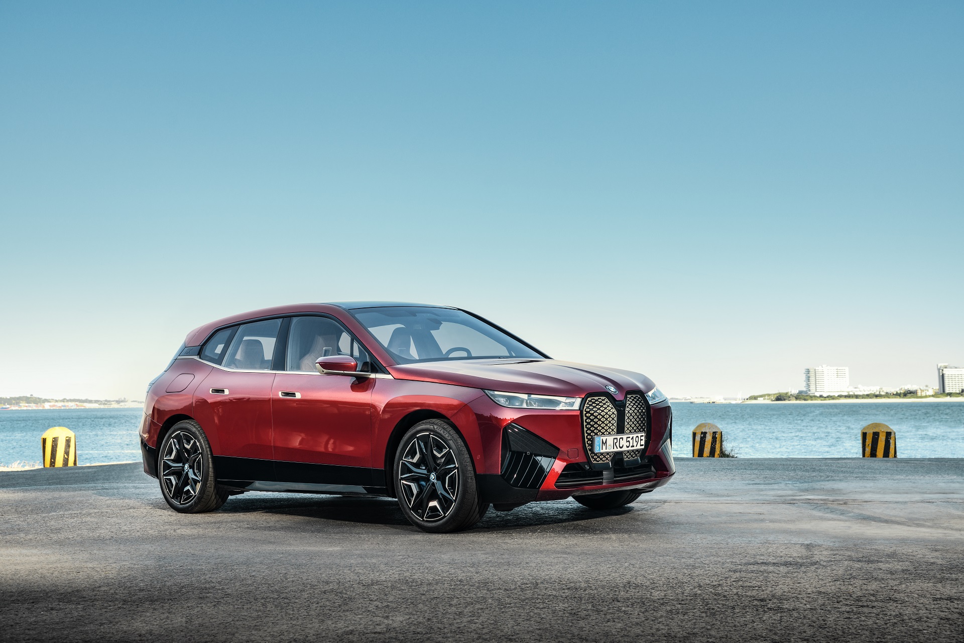 Download 2022 BMW iX with Sport Package - Front Three-Quarter HD Wallpaper 1920x1280 #6