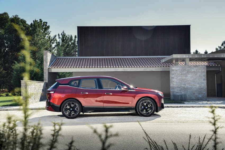 2022 BMW iX with Sport Package - Side Wallpaper 850x567 #15