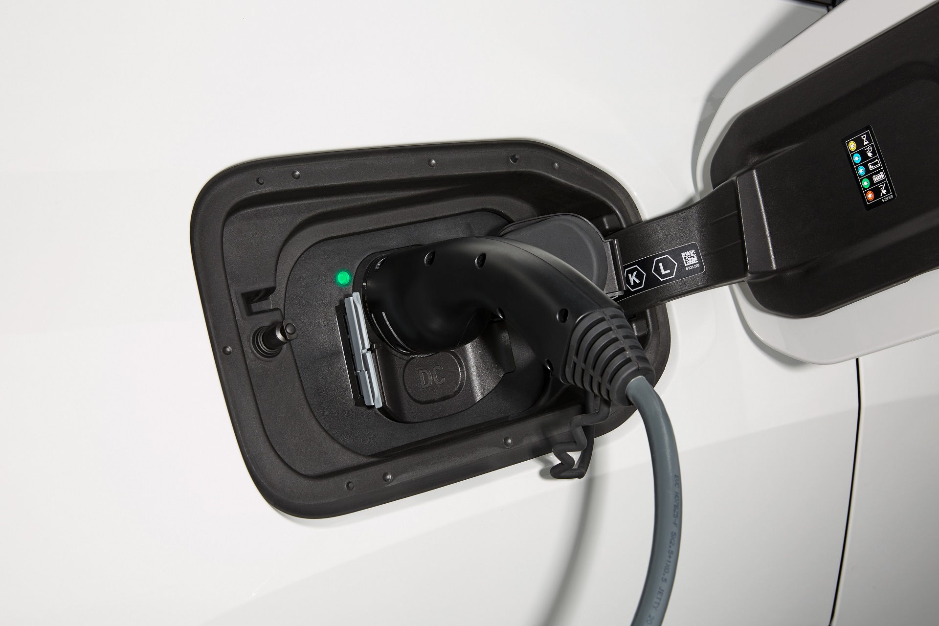 Download 2022 BMW iX xDrive40 - Charging Connector HD Wallpaper 1920x1280 #142